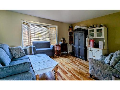 16 Lindan Street, Smithville, ON - Indoor Photo Showing Living Room