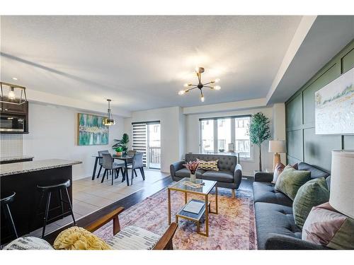 60 Bradshaw Drive, Stoney Creek, ON - Indoor Photo Showing Living Room