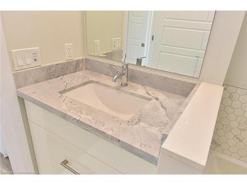 704-2025 Maria Street, Burlington, ON - Indoor Photo Showing Bathroom