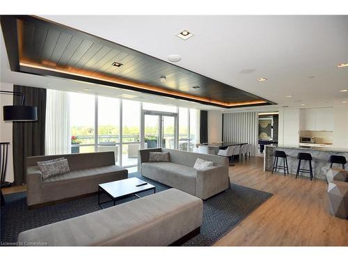 704-2025 Maria Street, Burlington, ON - Indoor Photo Showing Living Room