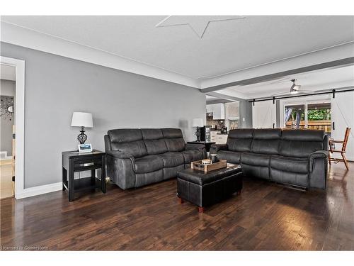 18 Irving Place, Hamilton, ON - Indoor Photo Showing Living Room