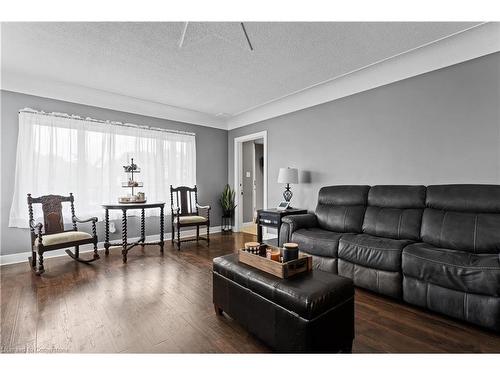 18 Irving Place, Hamilton, ON - Indoor Photo Showing Living Room