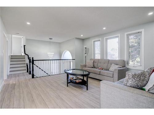 11 Maplecrest Lane, Brantford, ON - Indoor Photo Showing Living Room