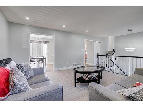 11 Maplecrest Lane, Brantford, ON - Indoor Photo Showing Living Room