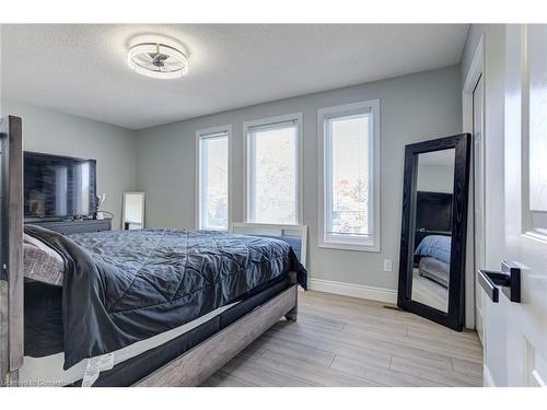 11 Maplecrest Lane, Brantford, ON - Indoor Photo Showing Bedroom