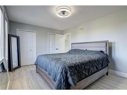 11 Maplecrest Lane, Brantford, ON - Indoor Photo Showing Bedroom