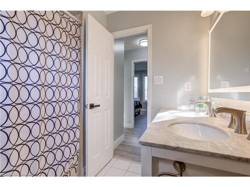 11 Maplecrest Lane, Brantford, ON - Indoor Photo Showing Bathroom