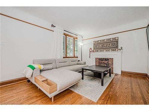 978 North Shore Boulevard W, Burlington, ON - Indoor Photo Showing Living Room