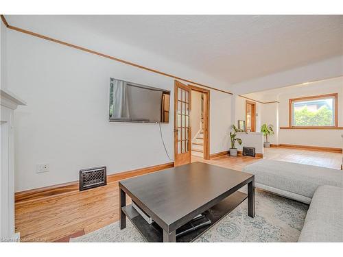 978 North Shore Boulevard W, Burlington, ON - Indoor Photo Showing Living Room