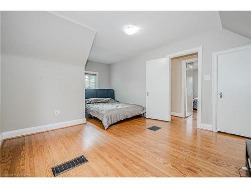 978 North Shore Boulevard W, Burlington, ON - Indoor Photo Showing Bedroom