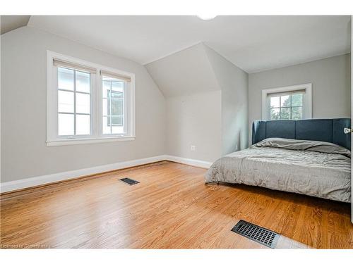 978 North Shore Boulevard W, Burlington, ON - Indoor Photo Showing Bedroom