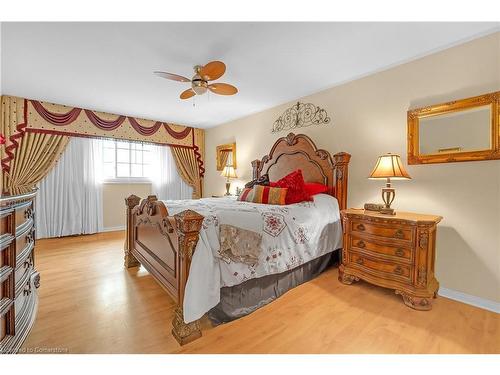 62 Bridlewood Drive, Dundas, ON - Indoor Photo Showing Bedroom