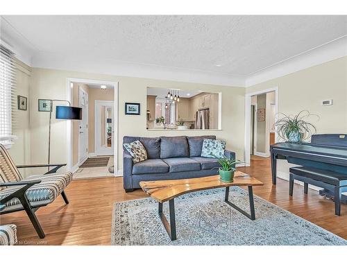 130 Garside Avenue S, Hamilton, ON - Indoor Photo Showing Living Room