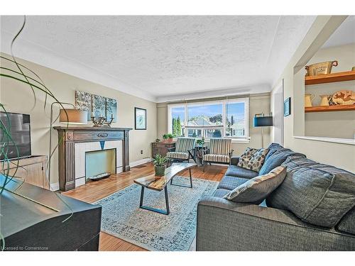 130 Garside Avenue S, Hamilton, ON - Indoor Photo Showing Living Room