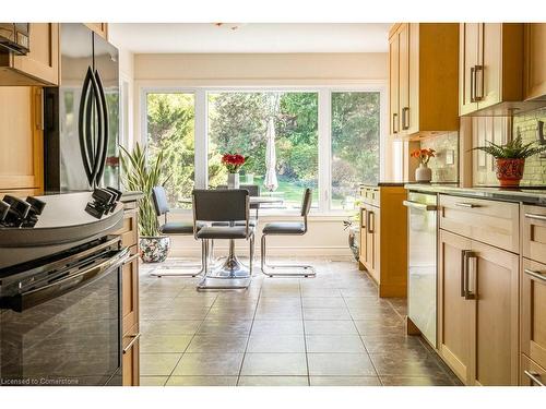 163 Watsons Lane, Dundas, ON - Indoor Photo Showing Kitchen With Upgraded Kitchen