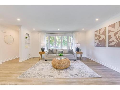 615 Cumberland Avenue, Burlington, ON - Indoor Photo Showing Living Room