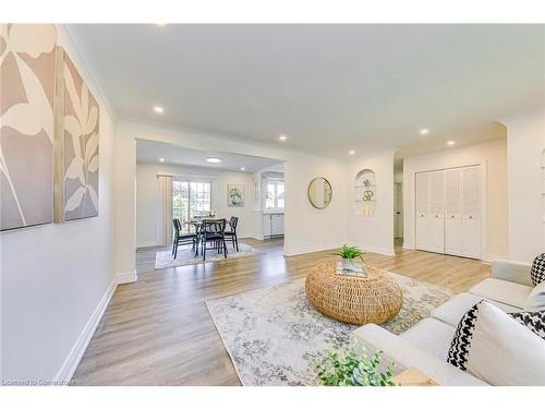 615 Cumberland Avenue, Burlington, ON - Indoor Photo Showing Living Room