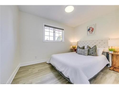 615 Cumberland Avenue, Burlington, ON - Indoor Photo Showing Bedroom