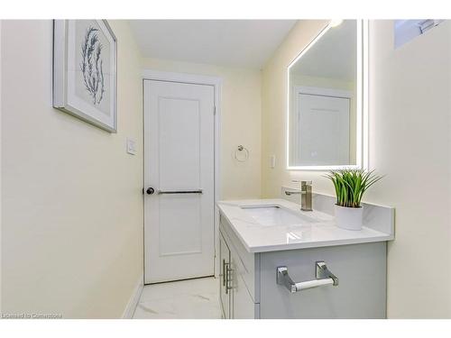 615 Cumberland Avenue, Burlington, ON - Indoor Photo Showing Bathroom