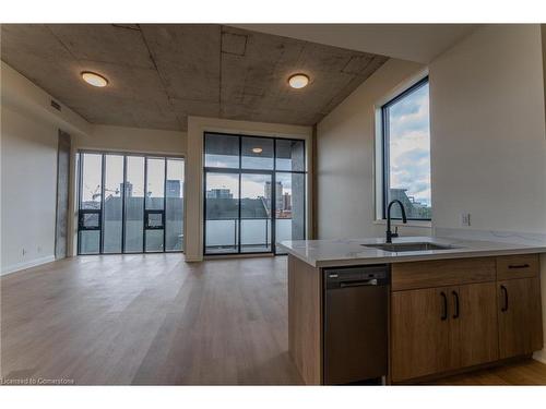 602-11 Robert Street, Hamilton, ON - Indoor Photo Showing Kitchen