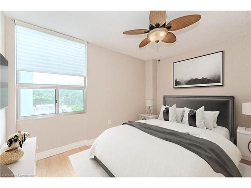 1008-2055 Upper Middle Road, Burlington, ON - Indoor Photo Showing Bedroom