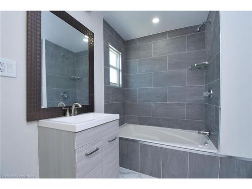 126 Evans Street, Hamilton, ON - Indoor Photo Showing Bathroom