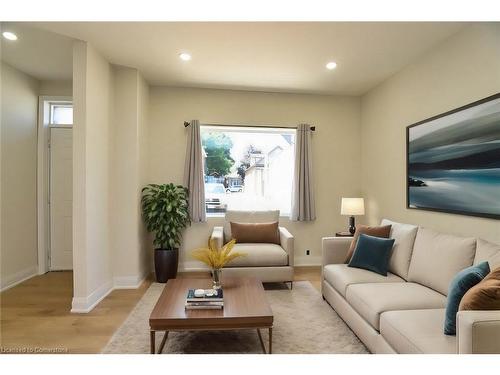 126 Evans Street, Hamilton, ON - Indoor Photo Showing Living Room