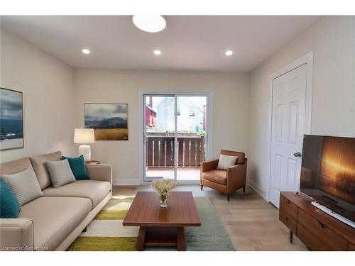 126 Evans Street, Hamilton, ON - Indoor Photo Showing Living Room