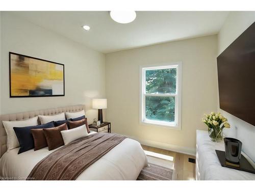 126 Evans Street, Hamilton, ON - Indoor Photo Showing Bedroom