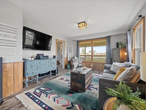 6267 Rainham Road, Dunnville, ON - Indoor Photo Showing Living Room