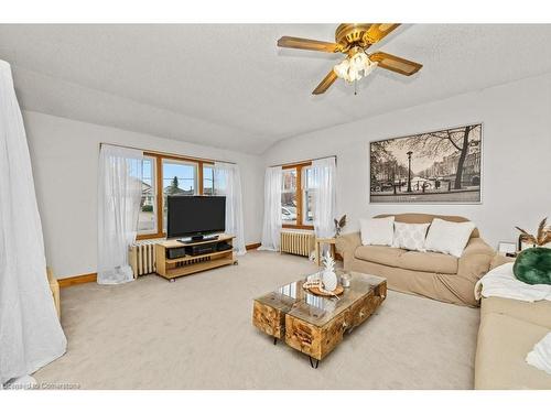 611 John St Street, Dunnville, ON - Indoor Photo Showing Living Room