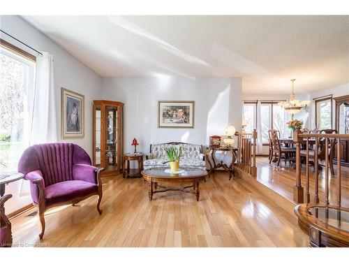 52 Greenmeadow Court, St. Catharines, ON - Indoor Photo Showing Living Room