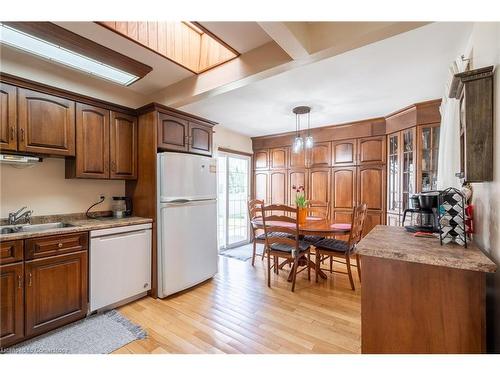 52 Greenmeadow Court, St. Catharines, ON - Indoor Photo Showing Kitchen With Double Sink