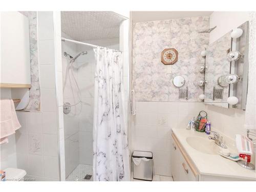 24 Burris Street, Hamilton, ON - Indoor Photo Showing Bathroom