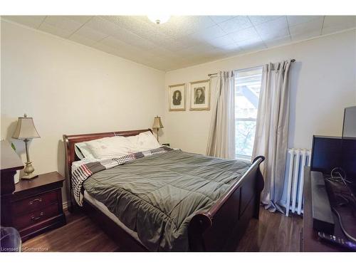 24 Burris Street, Hamilton, ON - Indoor Photo Showing Bedroom