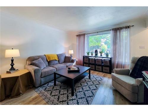 249 Fernwood Crescent, Hamilton, ON - Indoor Photo Showing Living Room