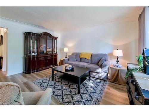 249 Fernwood Crescent, Hamilton, ON - Indoor Photo Showing Living Room