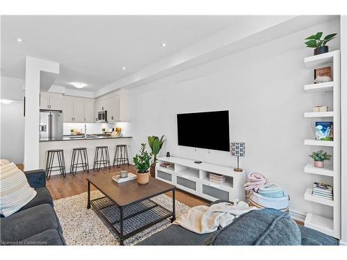 44-575 Woodward Avenue, Hamilton, ON - Indoor Photo Showing Living Room