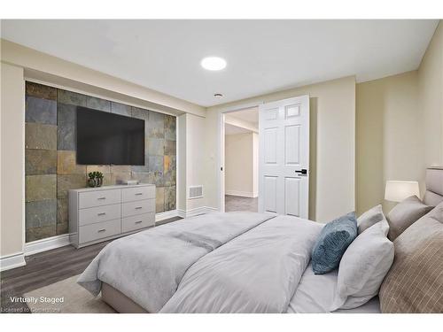 Lower Unit-755 Drury Lane, Burlington, ON - Indoor Photo Showing Bedroom