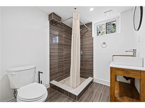 Lower Unit-755 Drury Lane, Burlington, ON - Indoor Photo Showing Bathroom