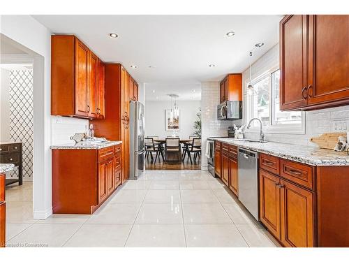 30 Alto Drive, Hamilton, ON - Indoor Photo Showing Kitchen