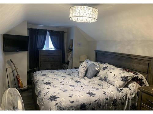 65 Tuxedo Avenue N, Hamilton, ON - Indoor Photo Showing Bedroom