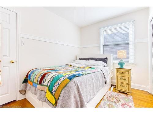 103 East 25Th Street, Hamilton, ON - Indoor Photo Showing Bedroom