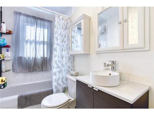 103 East 25Th Street, Hamilton, ON - Indoor Photo Showing Bathroom