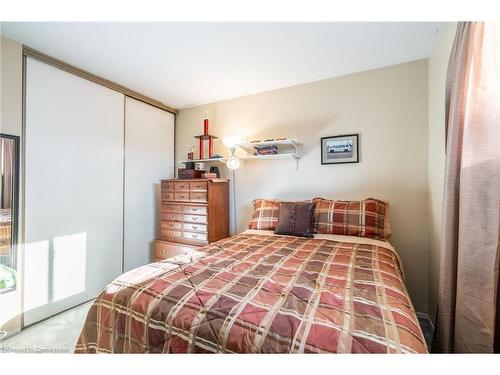 64-5475 Lakeshore Road, Burlington, ON - Indoor Photo Showing Bedroom