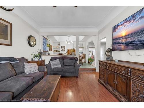 107 Wexford Avenue N, Hamilton, ON - Indoor Photo Showing Living Room