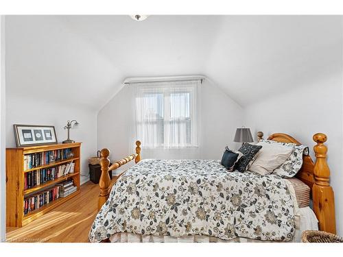 49 Crosthwaite Avenue S, Hamilton, ON - Indoor Photo Showing Bedroom