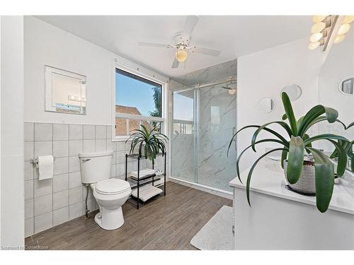 49 Crosthwaite Avenue S, Hamilton, ON - Indoor Photo Showing Bathroom