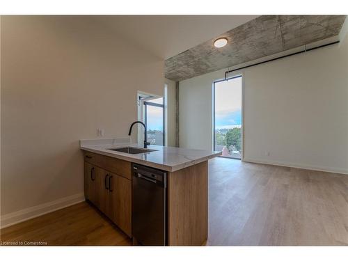 604-11 Robert Street, Hamilton, ON - Indoor Photo Showing Kitchen