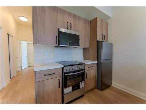 604-11 Robert Street, Hamilton, ON - Indoor Photo Showing Kitchen